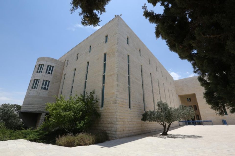 Сите судии на израелскиот Врховен суд ќе ги разгледуваат претставките против спорниот закон