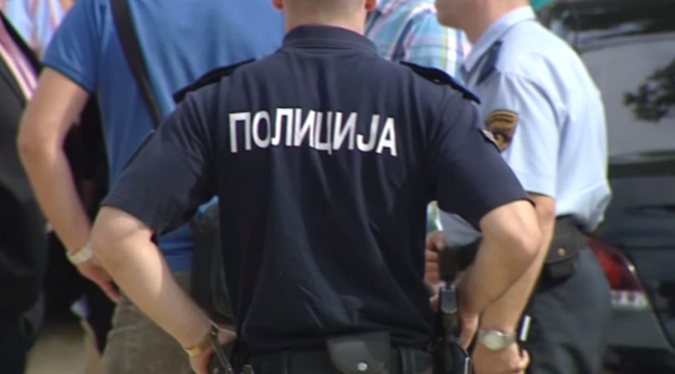 Полицајци нападнати во Скопје и Кичево