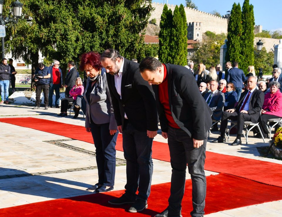 Градоначалникот Ѓорѓиевски положи цвеќе пред Споменикот на ослободителите на Скопје