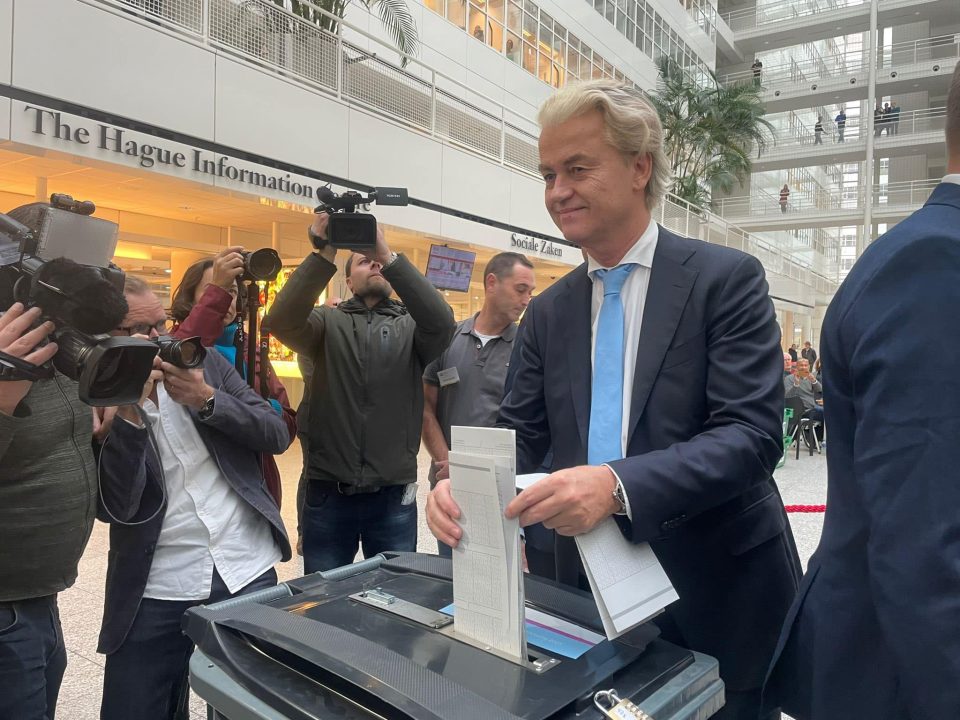 Партијата на екстремно десничарскиот политичар Герт Вилдерс води на парламентарните избори во Холандија