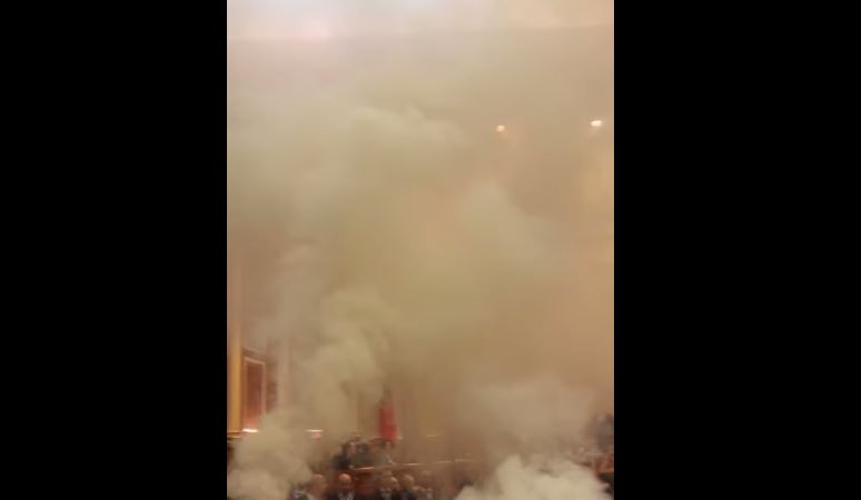 ВИДЕО: Драма во албанското собрание, фрлени неколку бомби