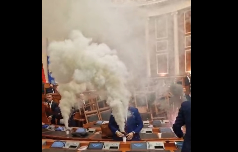 Повторно хаос во албанскиот Парламент (ВИДЕО)