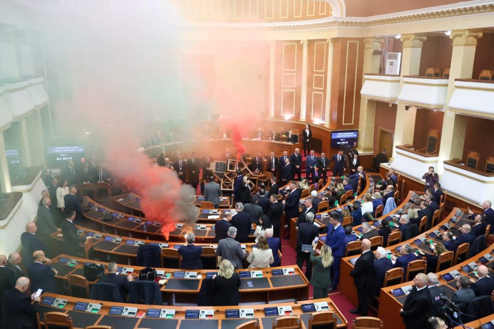 Казнети 4 албански пратеници поради насилно однесување во Собранието