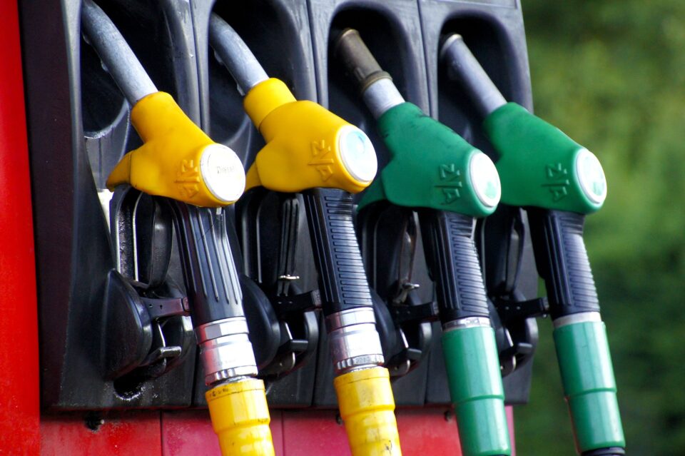 Бензините поевтинуваат, дизелот поскапува: Ова се новите цени на горивата во Македонија
