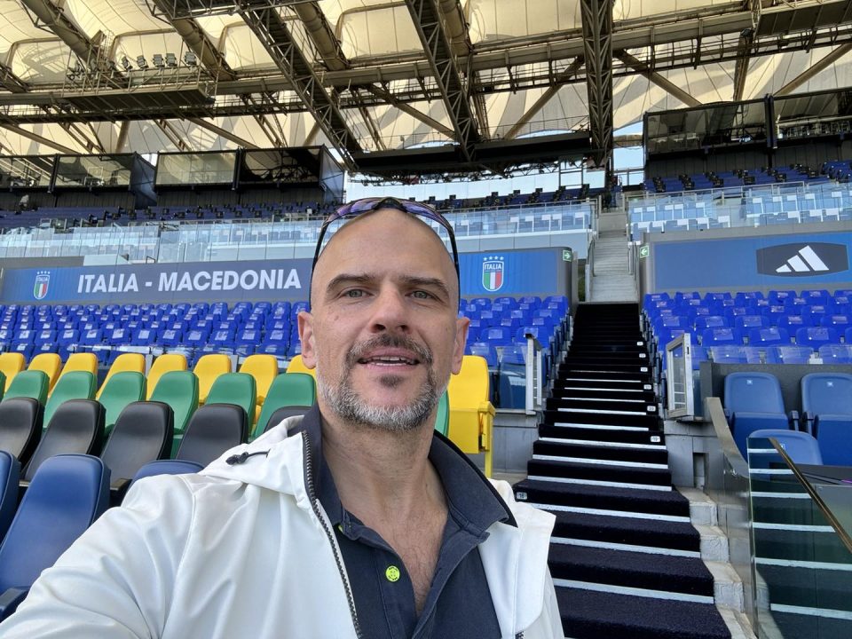 ВИДЕО: Бура емоции во Рим – Маестро Благој Нацоски ја испеа македонската химна на натпреварот со Италија