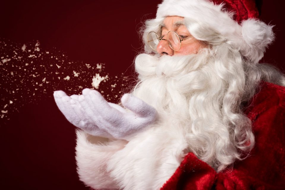 Пијан Дедо Мраз се забил со возилото во куќа