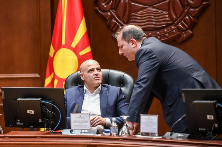 ВМРО-ДПМНЕ: Спасовски пред заминување не обезбедил обрасци, Владата на СДС свесно создаде хаос со промена на патните исправи
