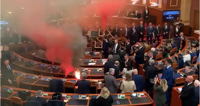 ВИДЕО: Димни бомби фрлени во главната сала во албанскиот парламент