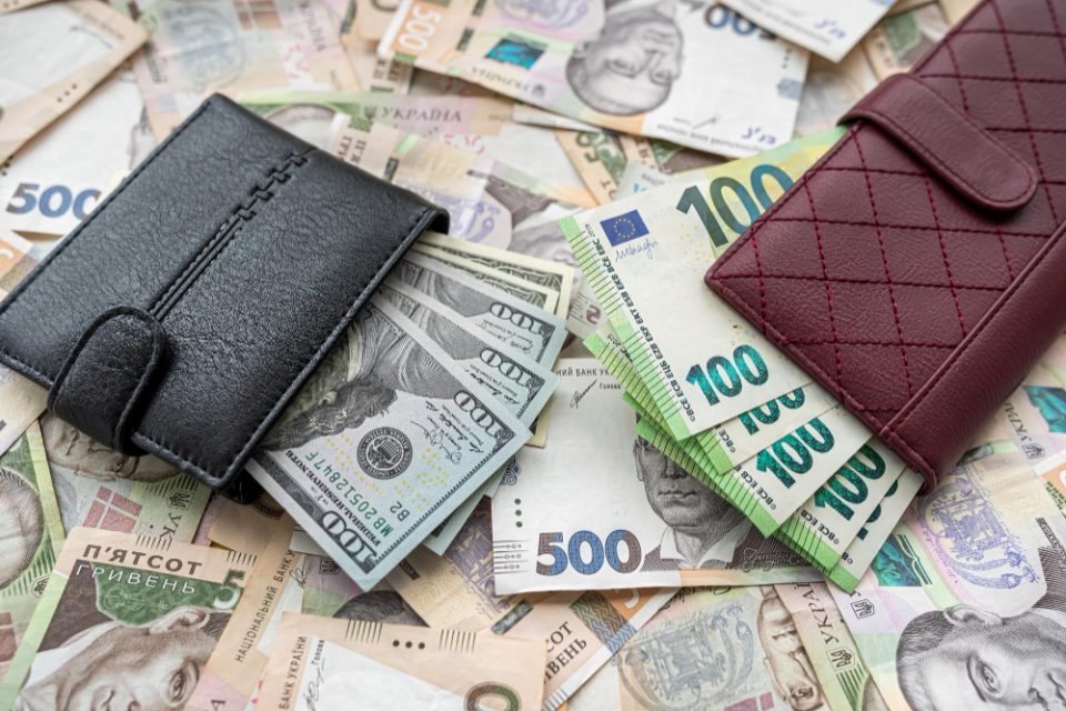 Доларот на најниското ниво во пет месеци, еврото се искачи над 1,10 долари