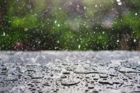 Нестабилност со пороен дожд и грмежи подолго време се задржува околу Кавадарци, Неготино и Демир Капија