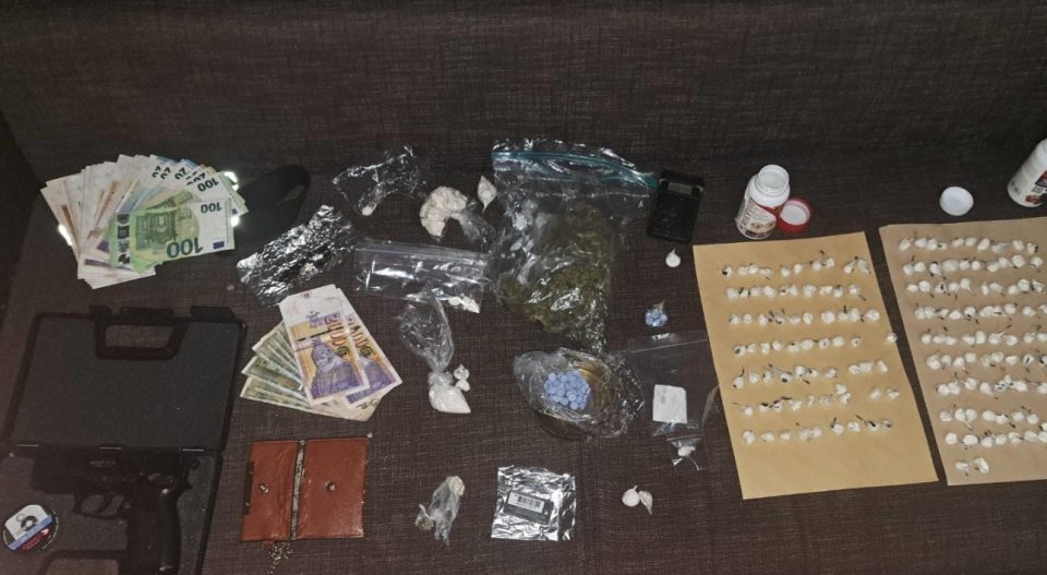 Претрес во Скопје, пронајдени амфетамин, марихуана и пиштол (ФОТО)