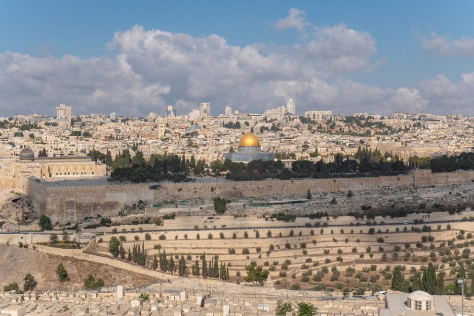 Петмина повредени во вооружен напад во Ерусалим