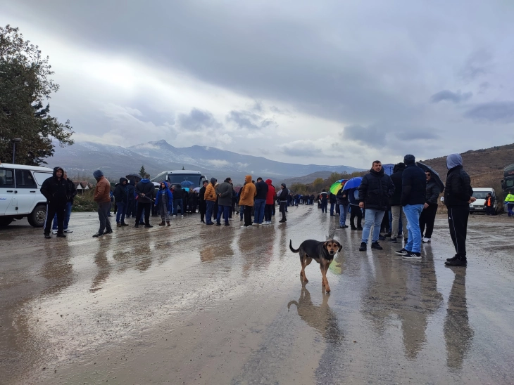 Блокиран патот Градско – Прилеп, поддршка за вработените во „Еуроникел“ даде и претседателот на ССМ Слободан Трендафилов