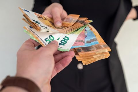 Грција ја зголемува минималната плата на над 800 евра