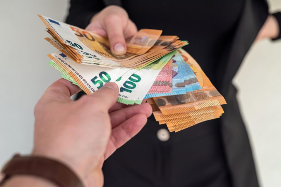 Просечната нето плата во Хрватска во декември изнесувала 1.191 евро