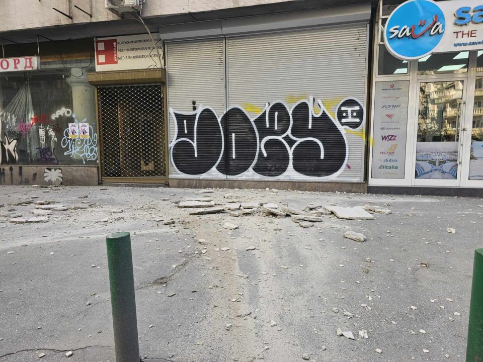 Падна дел од фасада кај „Рекор“ во центарот на Скопје – за среќа повредени нема (ФОТО)