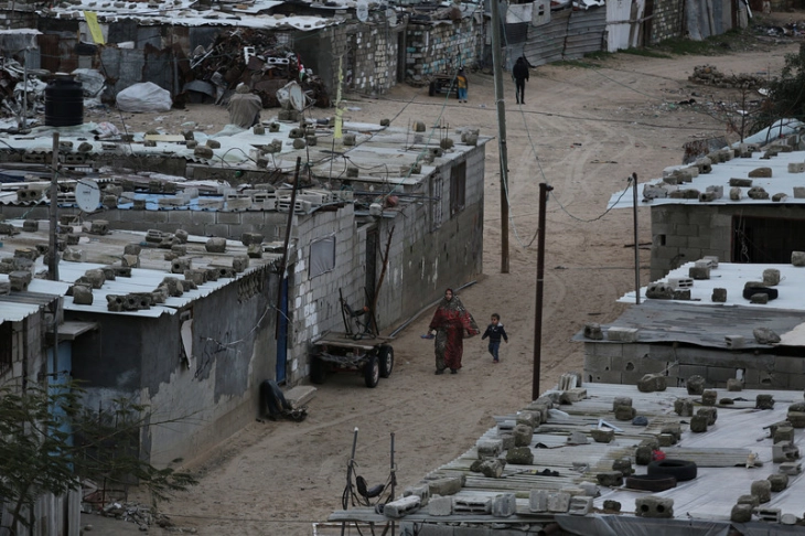 Поради прекин на електричната енергија на улиците во Газа се излеваат отпадните води