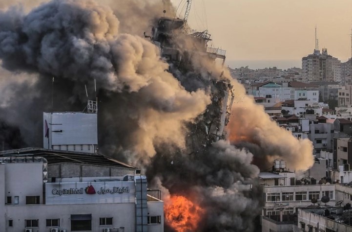 Најмалку 99 Палестинци загинаа при израелските напади врз Појасот Газа