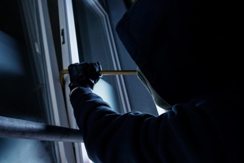 Две лица ограбувале куќа, едниот чувал “стража“ – кривична пријава за сите тројца