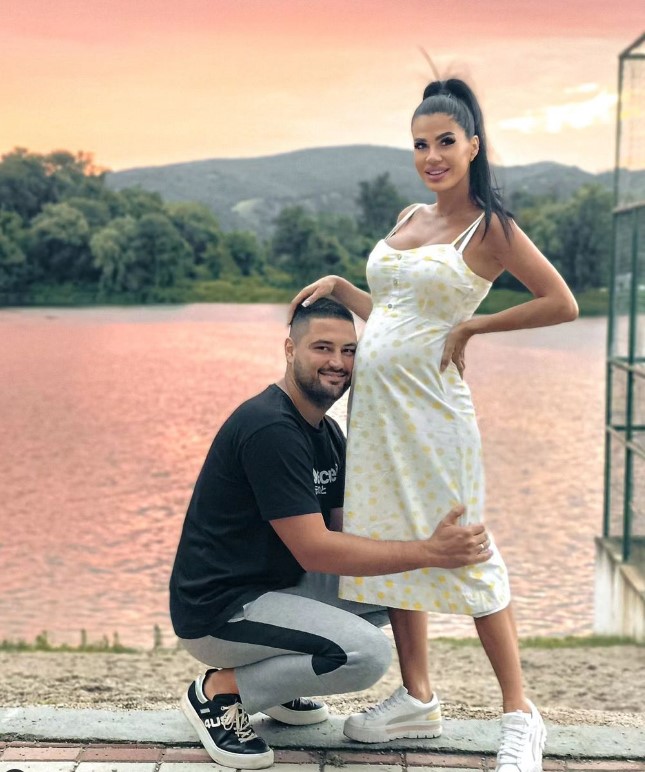 Српскиот пејач стана татко – веднаш објави фотографија од штотуку роденото бебе, а неговото име е витешко и со моќно значење по големата нивна борба! (ФОТО)