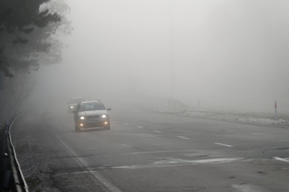 Намалена видливост на патиштата поради магла во Крушево