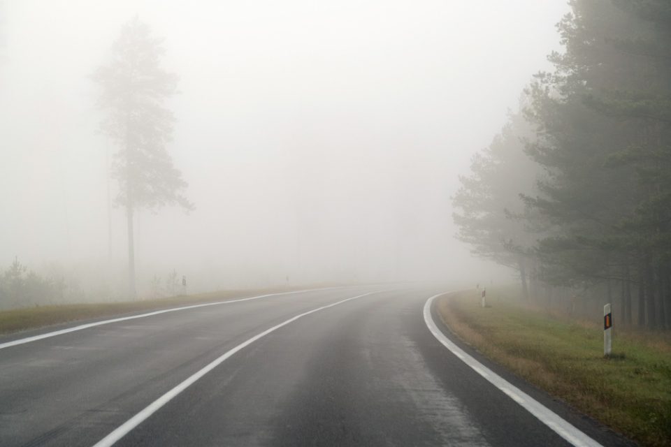 Намалена видливост поради магла на Страцин