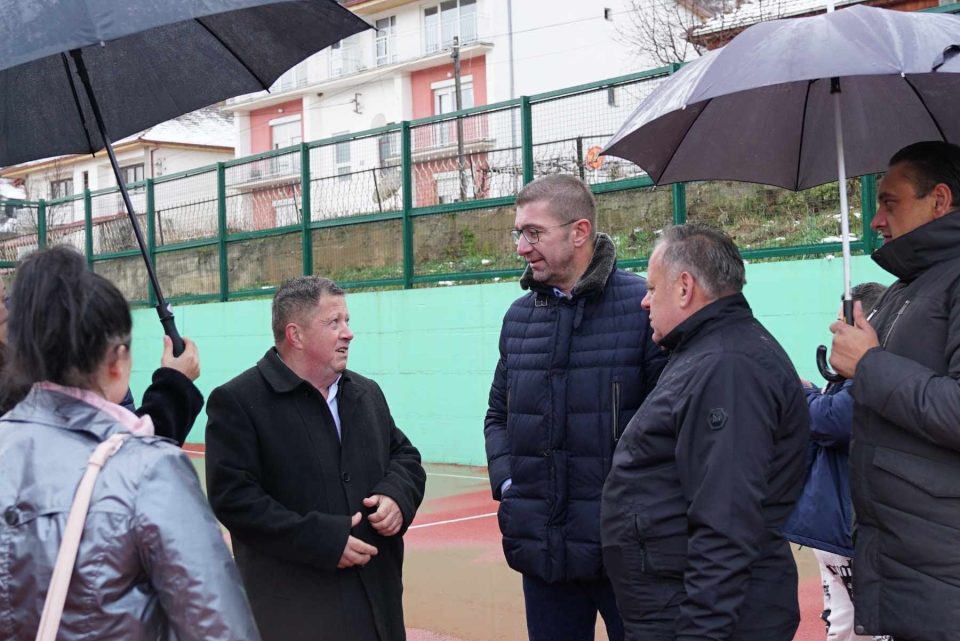 Мицкоски и градоначалникот на Македонски Брод пуштија во употреба спортско игралиште вредно 4.000.000 денари