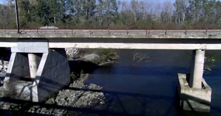 Се бара решение за напукнатиот столб на мостот на Црна, железничкиот сообраќај кај Стоби се уште во прекин