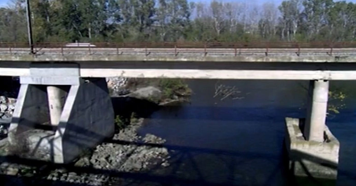 ЦУК: Ангажирани нуркачи со цел и под вода да се утврди состојбата на столбовите на мостот на реката Црна