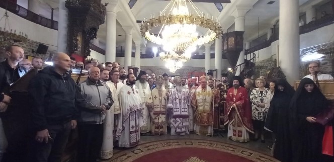 Заедничка литургија на митрополити од МПЦ-ОА, ГПЦ и БПЦ во прилепската црква „Свето Благовештение“