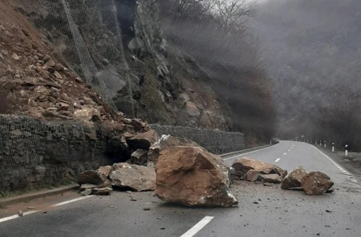 Прекинат сообраќајот на автопатот Скопје-Велес поради одрони