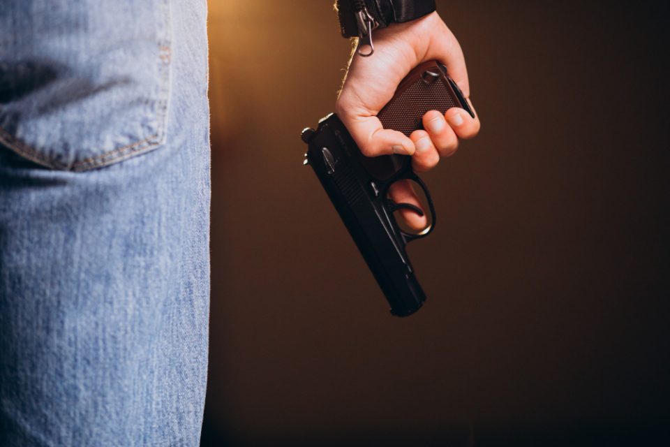 Млад скопјанец со пиштол се заканувал на едно лице сред улица