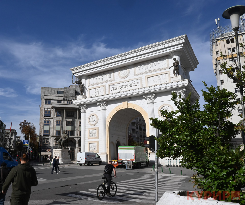 Автомобил излета кај Порта Македонија: Удрил во столбчиња, канделабра и тенда, возилото се запалило