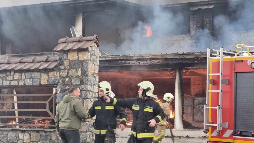 ВИДЕО: Пожар избувна во магацин во тетовско, побарана помош од пожарникари од неколку градови