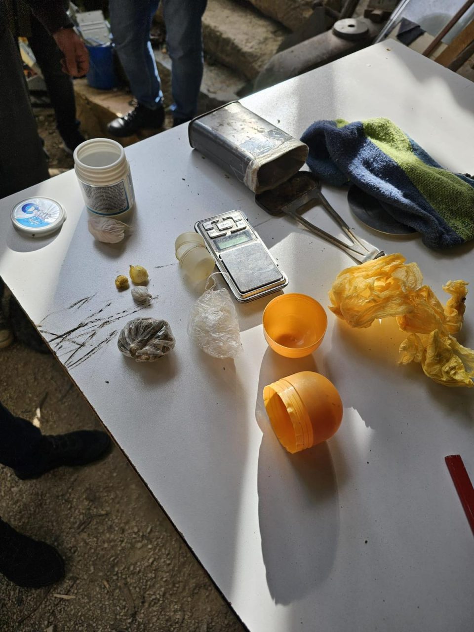 Во куќа во скопско Чучер Сандево пронајдени амфетамин, марихуана, масло од канабис – уапсено едно лице (ФОТО)