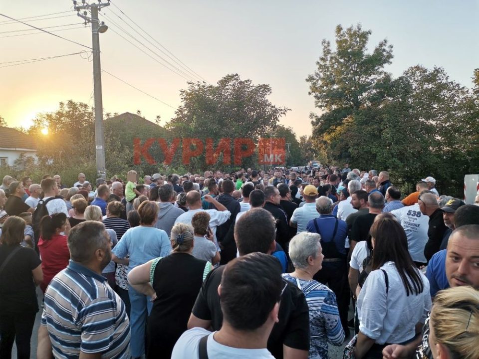 Протест на родителите на децата од ООУ „Његош“, ќе го блокираат патот кон Драчево
