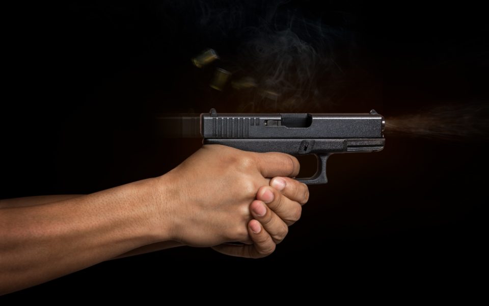 Битолчанец пукал со пиштол кој друго лице нелегално го поседува – полицијата ги најде во кафеана