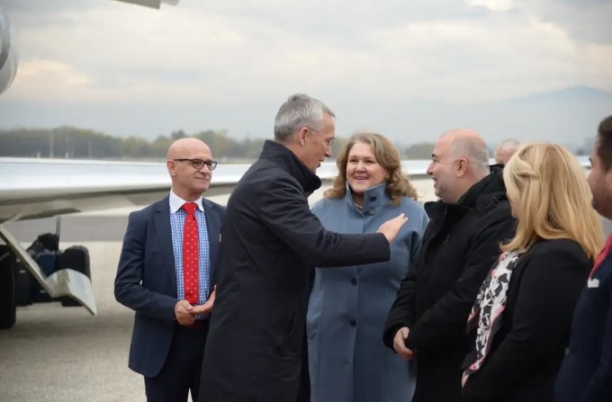 „Добредојдовте во Северна Македонија“: Славјанка Петровска го пречека Столтенберг на скопскиот аеродром (ФОТО)