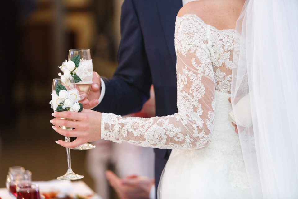 Преку фотографии од лускузна свадба во Грција откриени затајувачи на данок