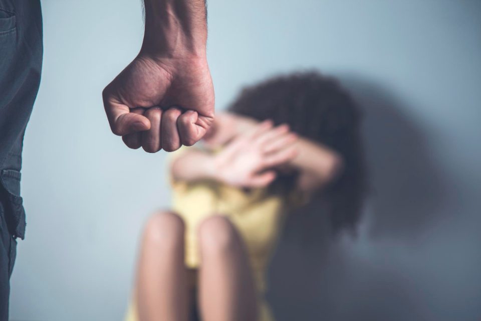 Семејно насилство: Млада скопјанка нападната од сопругот