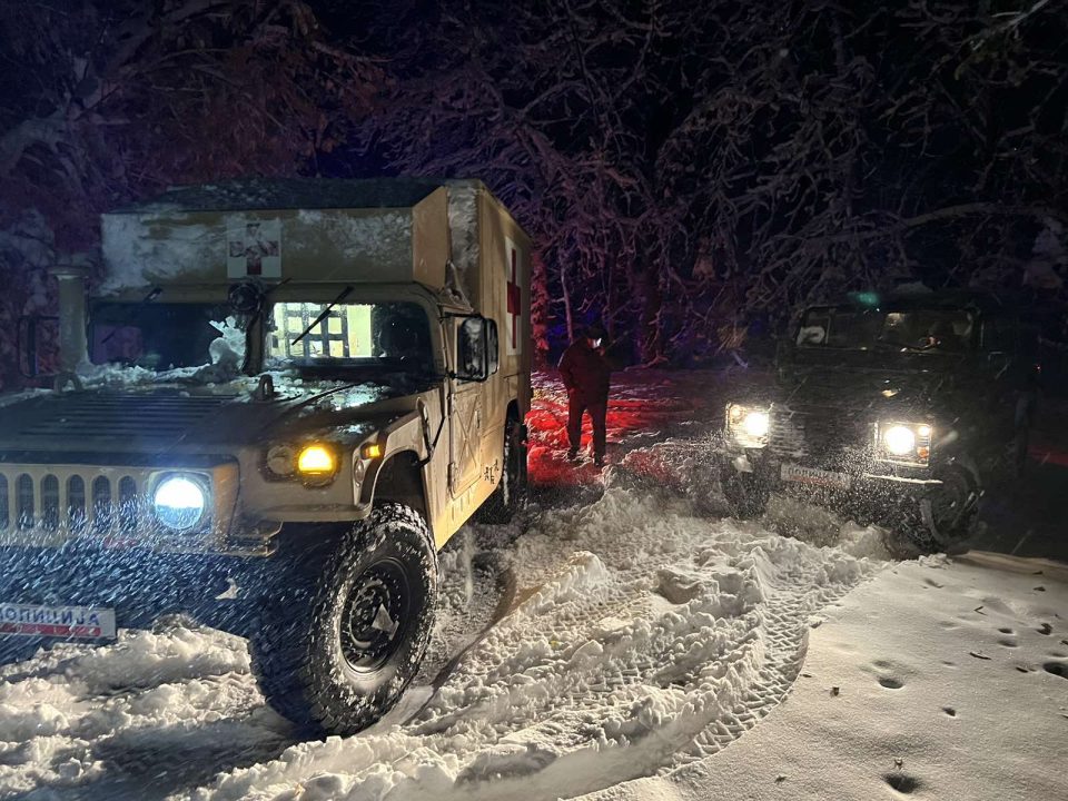 Снегот и дождот предизвикаа дефекти на електро мрежата во повеќе села во општините Градско, Чашка и Велес