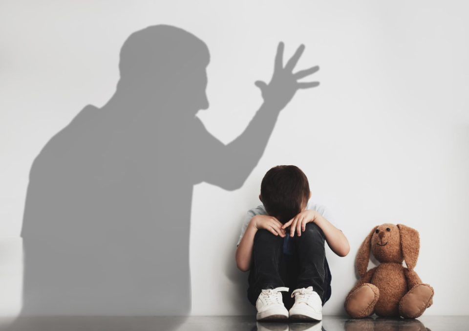 Родители, познат психолог предупредува: Еве зошто НЕ СМЕЕТЕ да го тепате вашето дете!