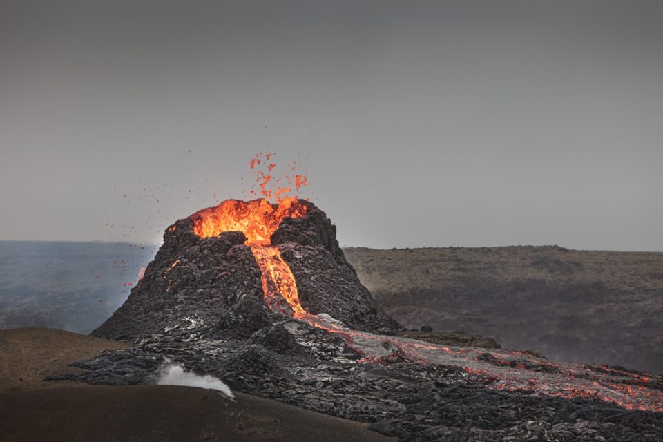 Вулканската ерупција на Исланд стивнува, но научниците предупредуваат на можна последователна активност