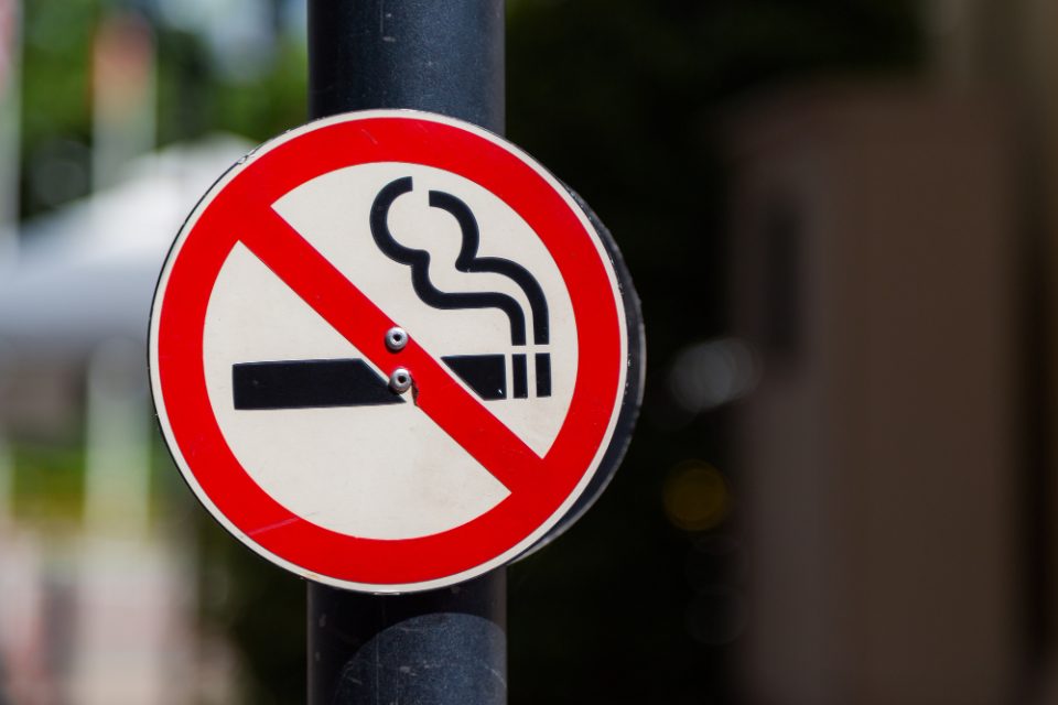 Франција забранува пушење на плажите, парковите, шумите во близина на училиштата