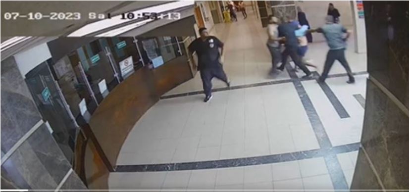 Израел објави снимка од камери во болницата Ал Шифа: Заложници повредени се влечат насилнички