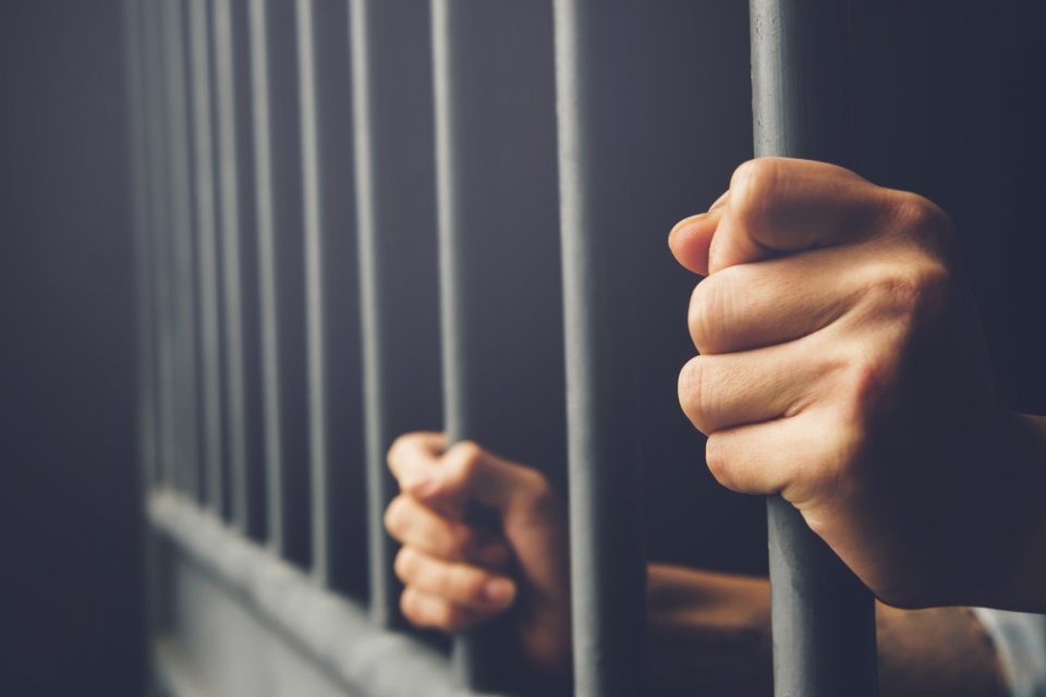 Осуденик нападнал полицаец и избегал од затворот во Шутка