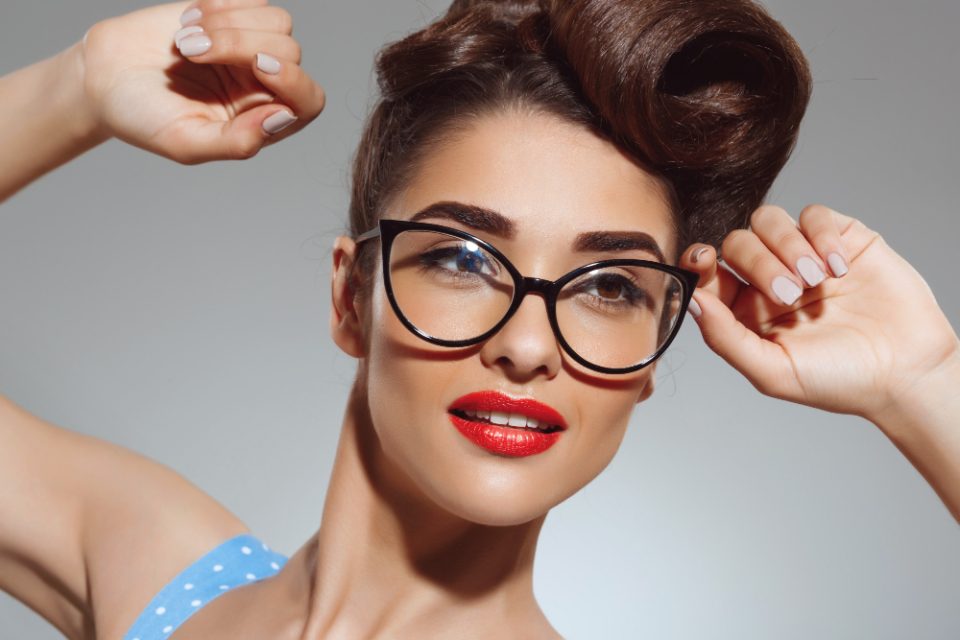 Пет практични совети како да се шминкате ако носите очила