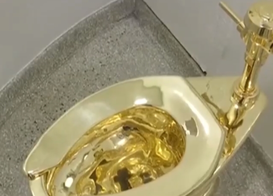 ВИДЕО: Четворица обвинети за кражбата на сатиричната златна тоалетна школка посветена на Черчил