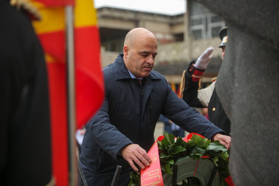 Владина делегација предводена од премиерот Ковачевски, положи цвеќе пред споменикот на Свети Климент Охридски