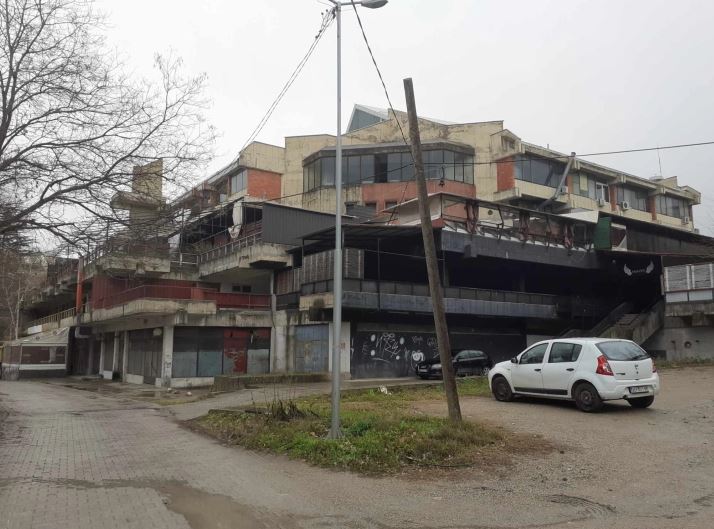 Во Велес паднати две бандери на различни локации, нема повредени